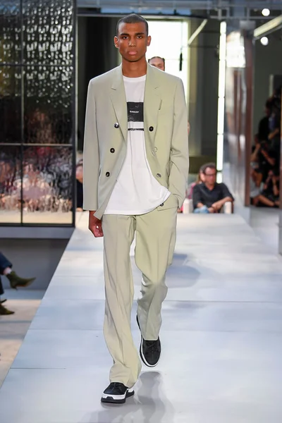 Look 100